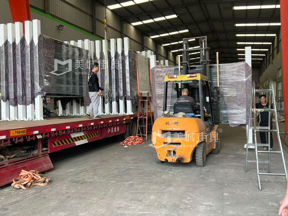 江蘇美城街具為新疆定制公交候車(chē)亭第四批發(fā)貨案例 江蘇美城街具為新疆定制公交候車(chē)亭第四批發(fā)貨案例